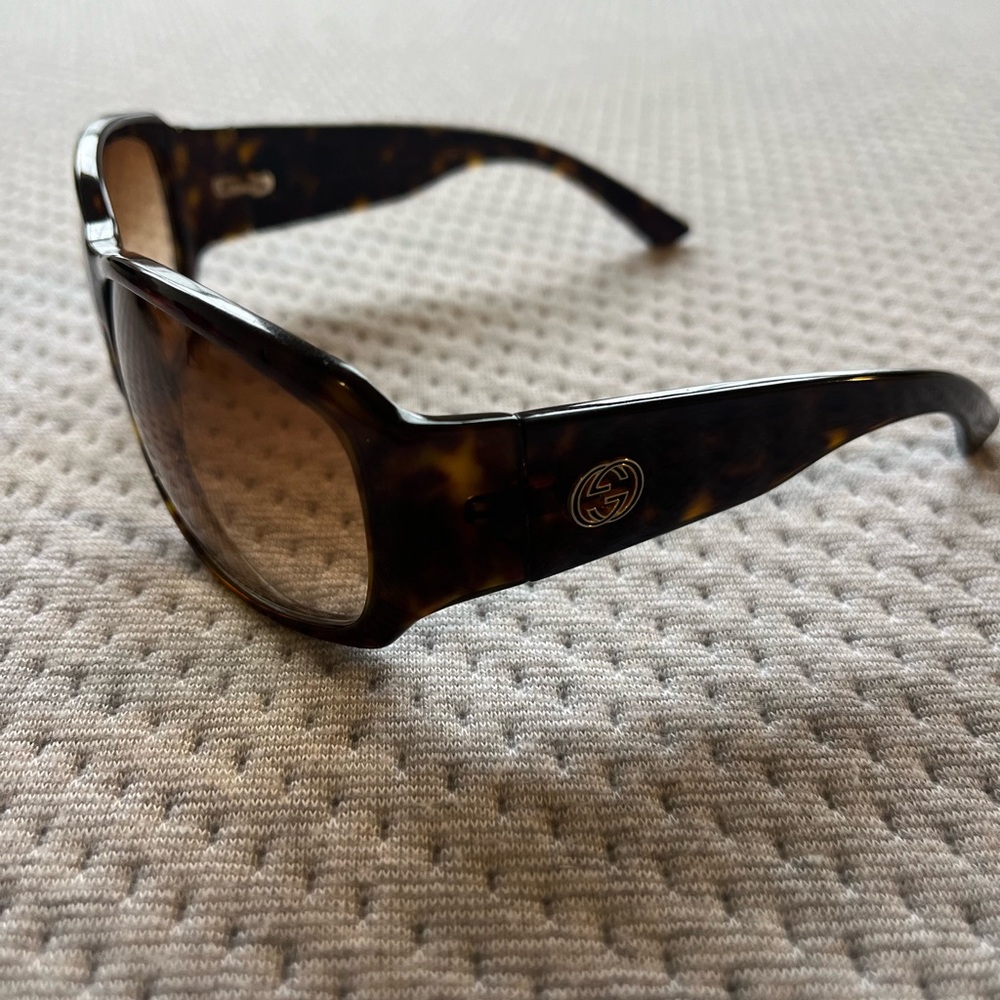 Authentic Vintage Gucci 2592s tortoise sunglasses